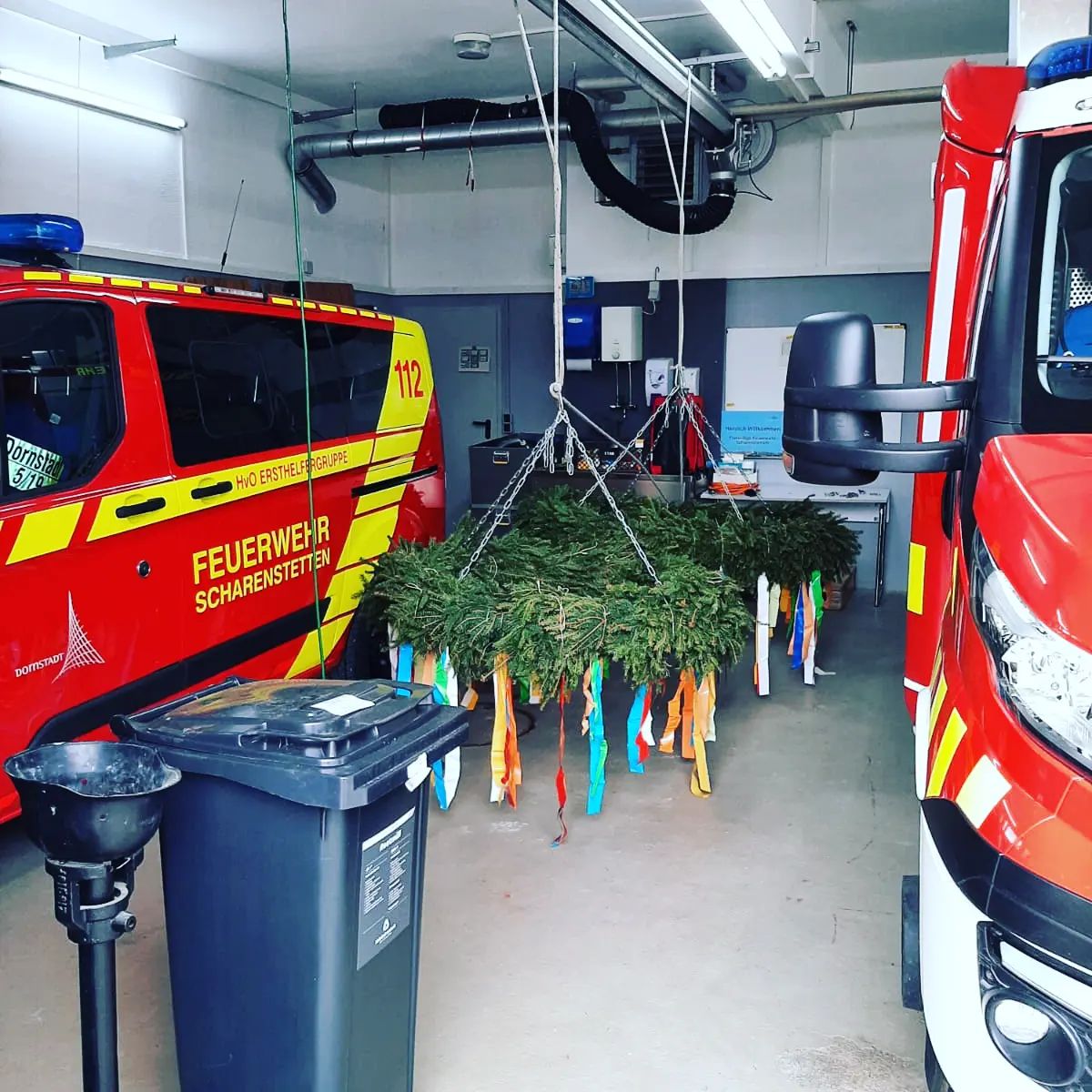 Wow, die Landfrauen haben die Kränze für den Maibaum schon fertig gebunden, schön wenn die Vereine so zusammenarbeiten #Maibaum #FeuerwehrScharenstetten #LandfrauenScharenstetten #Scharenstetten