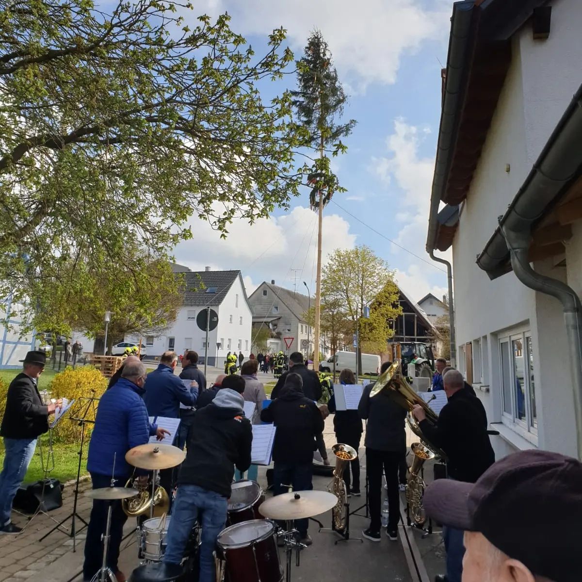 Weißwurstfrühstück mit Maibaum aufstellen durch die FFW Scharenstetten, Musikalisch begleitet durch den Musikverein Scharenstetten #FreiwilligeFeuerwehrScharenstetten #MusikvereinScharenstetten