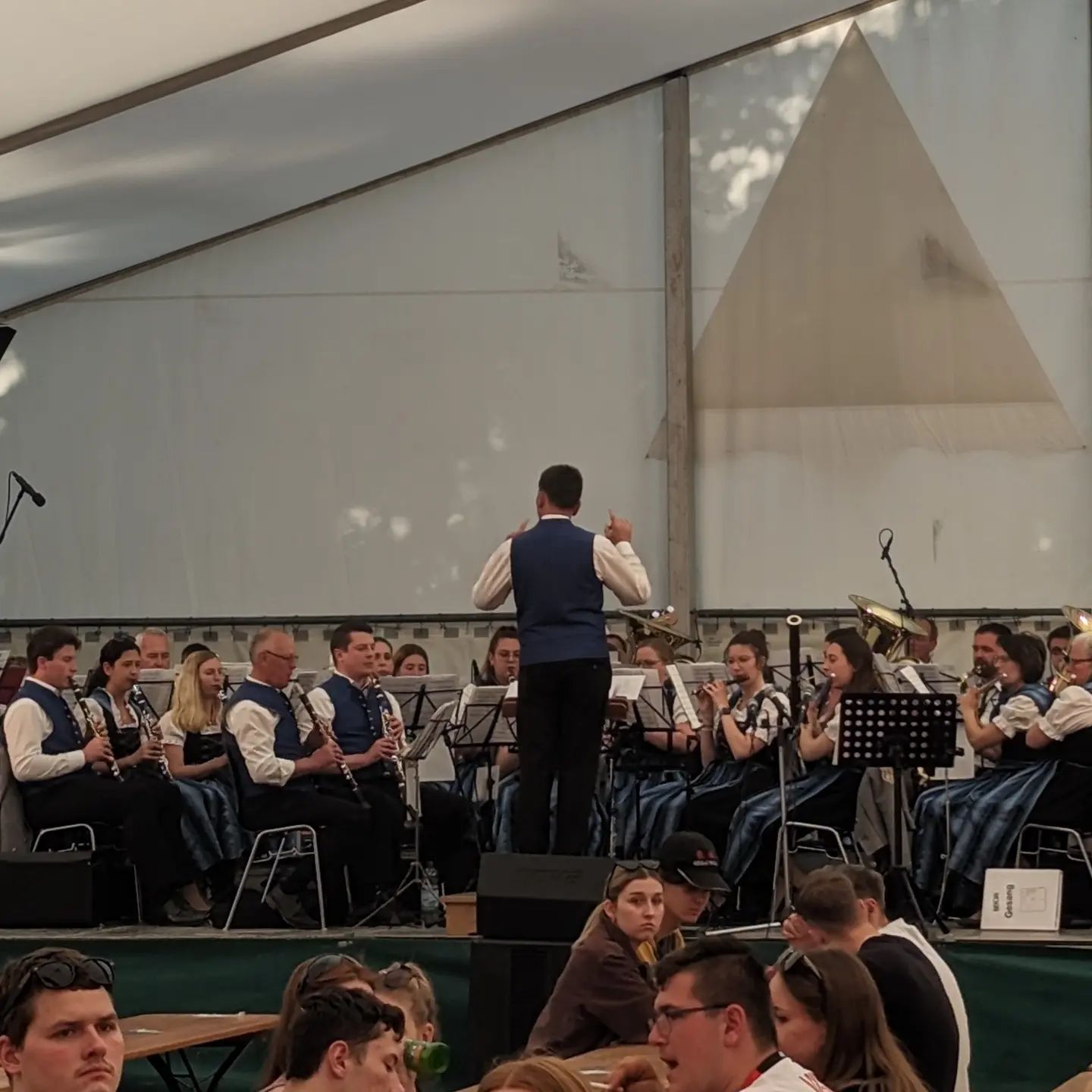 Das Konzert geht los – es gibt noch genügend freie Plätze. Auf nach Scharenstetten ins Festzelt! #scharenstetten #landleben #svscharenstetten