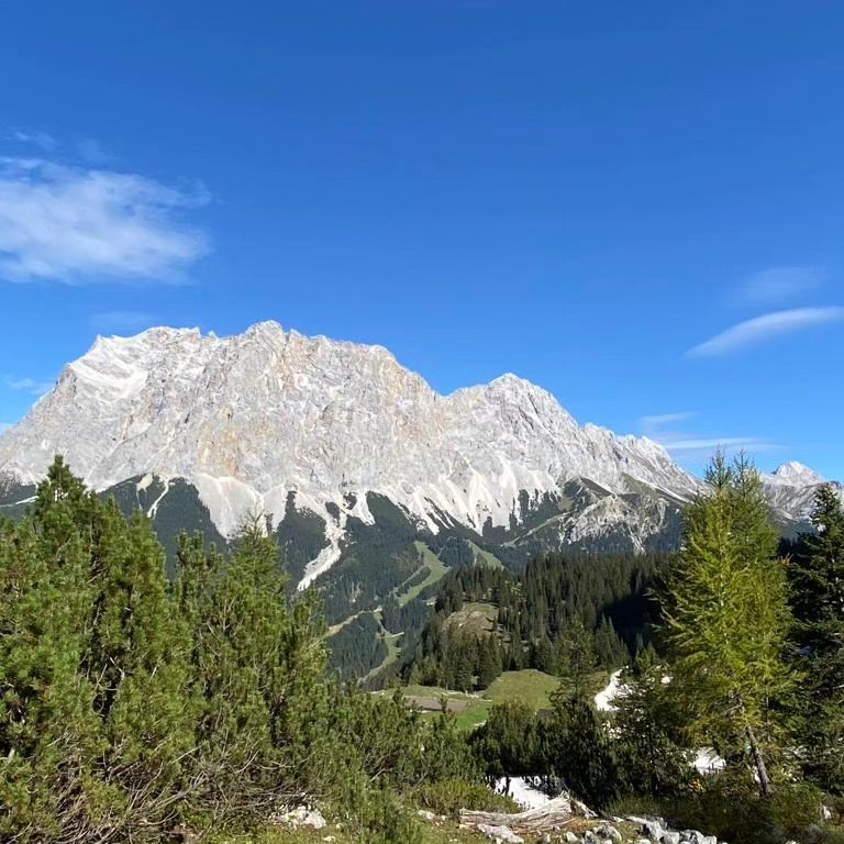 Bei besten Wetter fand am letzten Wochenende der diesjährige FFW-Ausflug der Abteilung Scharenstetten statt. Ziel waren die Bergwelten von Garmisch-Partenkirchendas Programmen am Samstag war mit der Bergbahn zur Ehrwalder Alm zu Fuß zum Seebensee und wer noch konnte auf die Coburger Hütte. Am Sonntag war das Highlight eine Führung an der Olympia-Skisprungschanze welche spannende Ein- und Ausblicke eröffnete. #ffwscharenstetten #garmisch #garmisch_partenkirchen #olympiaschanzegarmisch #ehrwalderalm #Seebensee #coburgerhütte