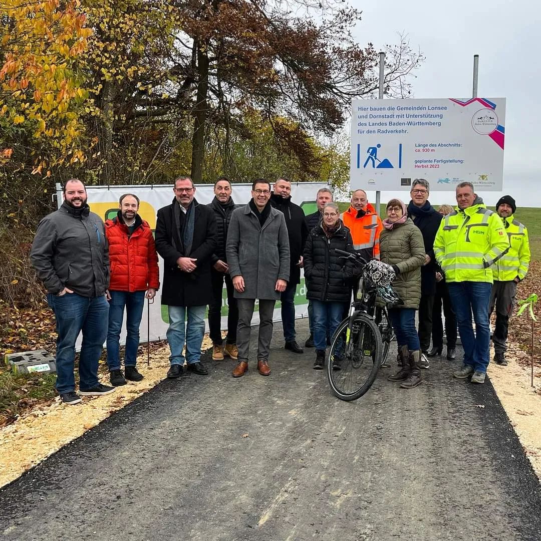 Heute wurde der neue Radweg 🚲 zwischen Radelstetten und Scharenstetten offiziell eingeweiht 🍾🎉. An dem interkommunalen Projekt waren die Gemeinden Lonsee und Dornstadt beteiligt. Der neue Radweg hat eine Gesamtlänge von 1,7 Km, davon wurden 950 m neu gebaut. Für die Maßnahme gab es einen Landeszuschuss in Höhe von 90 %. #scharenstetten #radelstetten #lonsee #dornstadt #radweg #radwegekonzeption #tiefbau